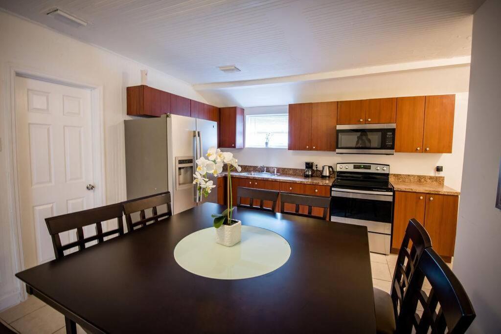 3 Bedroom Miami Home 15 Minutes To The Beach ภายนอก รูปภาพ